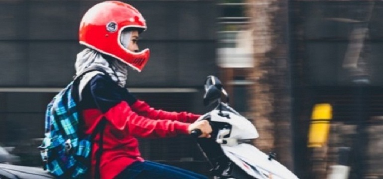 Simak Yuk Tips Aman Berkendara Motor bagi Hijaber
