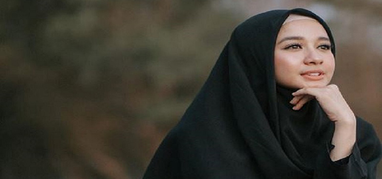 10 Inspirasi Fesyen Muslim Bernuansa Hitam ala Laudya Cynthia Bella