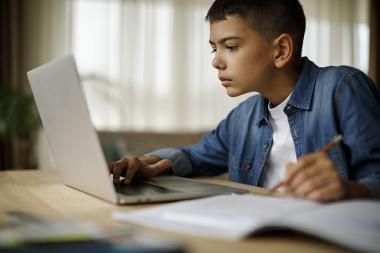 Belajar Online SD vs Sekolah Tatap Muka: Mana yang Lebih Efektif?